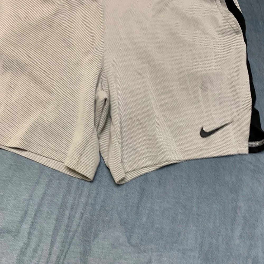 Nike Dri Fit Training Shorts Mens XL Gray Black Mesh Swoosh Logo Athletic Gym